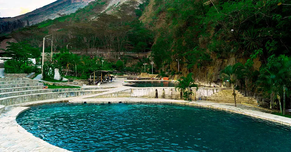 Termas de Cocalmayo, águas cristalinas cercadas por vegetação