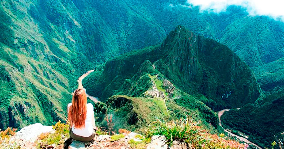 Bela vista da montanha Machu Picchu e da vegetação ao redor