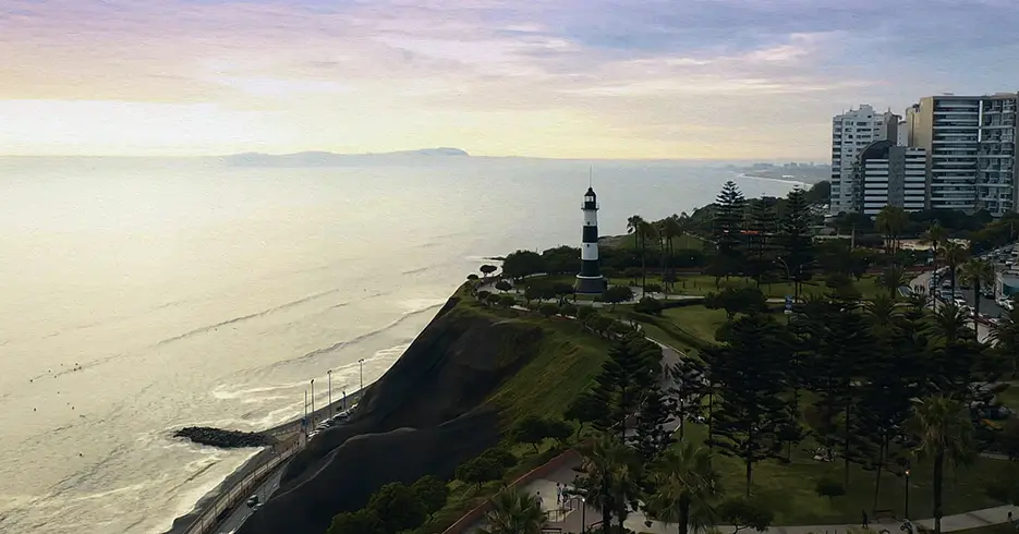 Calçadão de Miraflores visto de um drone, com vista para o mar e o farol de Miraflores