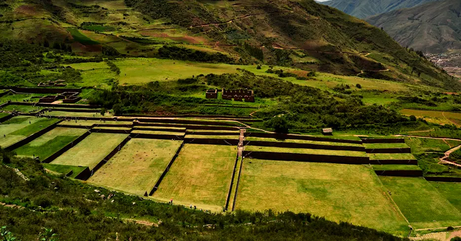 centro arqueológico de engenharia hidráulica de tipon em cusco peru valle sur