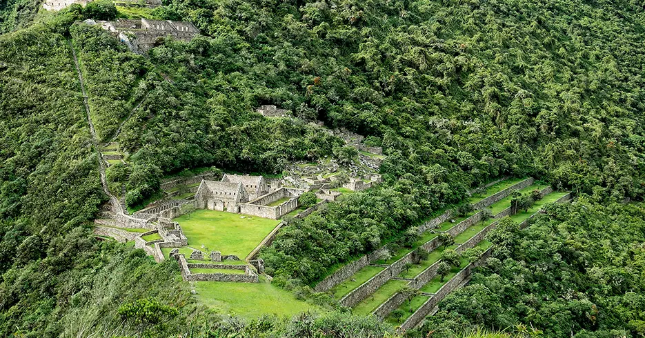 Passeios em Cusco, Choquequirao, irmã de Machu Picchu, cercada por vegetação, construções e terraços incas