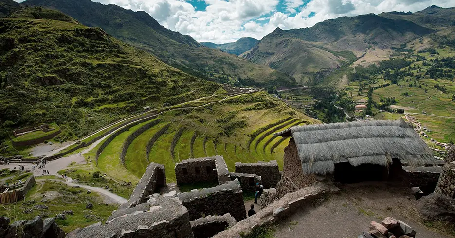 O sítio arqueológico de Pisac coisas para fazer em Cusco visite e veja a paisagem verde e suas estruturas incas