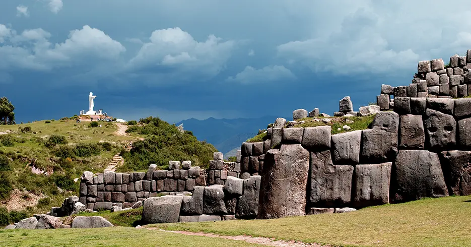 Sítio arqueológico de Sacsayhuaman e a vista do Cristo branco e das grandes pedras deste sítio