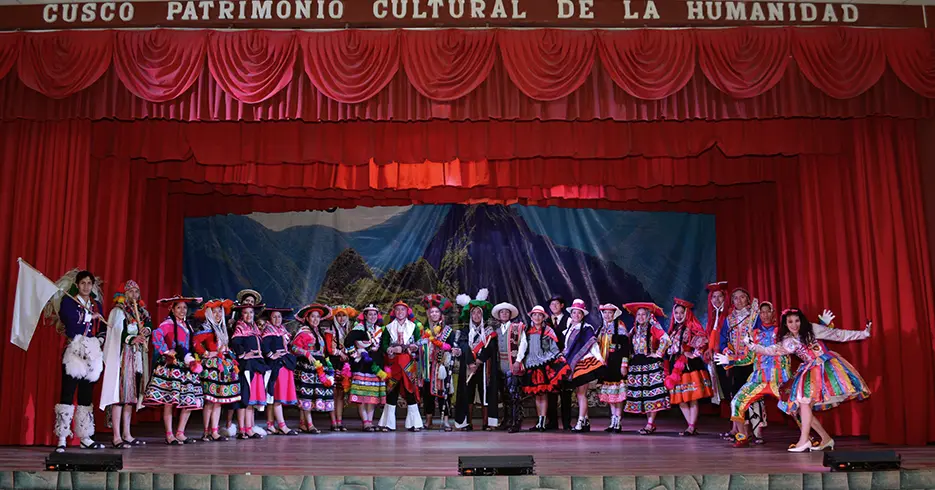 Pessoas vestidas com trajes típicos de Cusco para danças tradicionais no centro de arte nativa Qosqo
