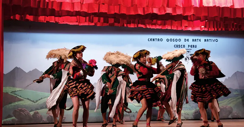 Dança típica de Cusco no centro de arte nativa Qosqo em Cusco Peru, você pode ver os trajes típicos e coloridos desta dança