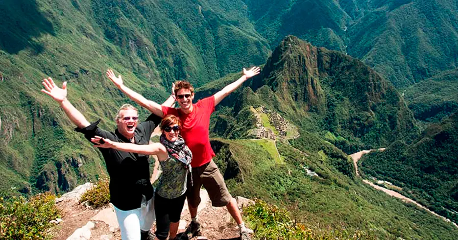 apreciando as vistas da montanha Huayna Picchu