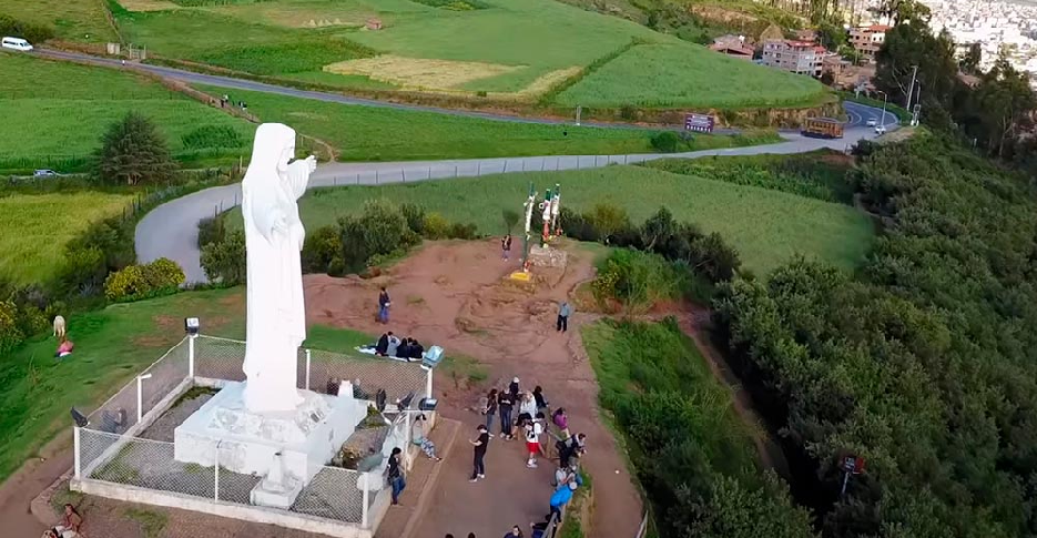estátua-gigante-de-cristo-branco-de-cusco