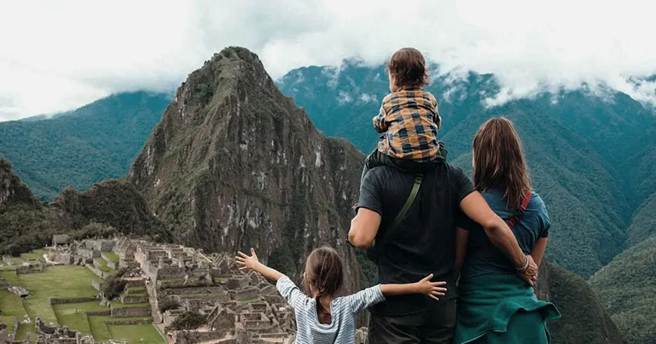 família admirando a beleza de machu picchu cercada por montanhas