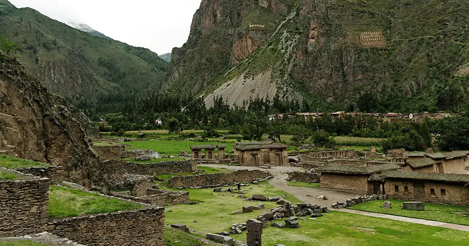 Centro arqueológico de Ollantaytambo, com as construções incas e os terraços da fortaleza de Ollantaytambo