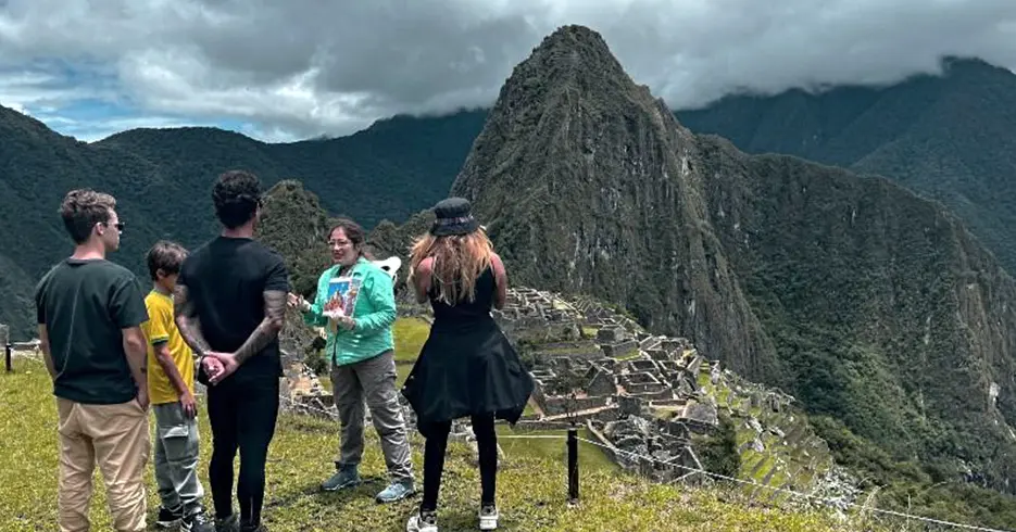 Guia turístico oficial guiando turistas em um passeio por Machu Picchu 1 dia