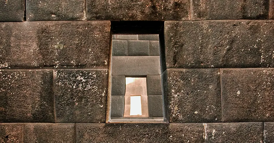 Janelas simétricas de qoricancha, o templo do sol do templo do arco-íris