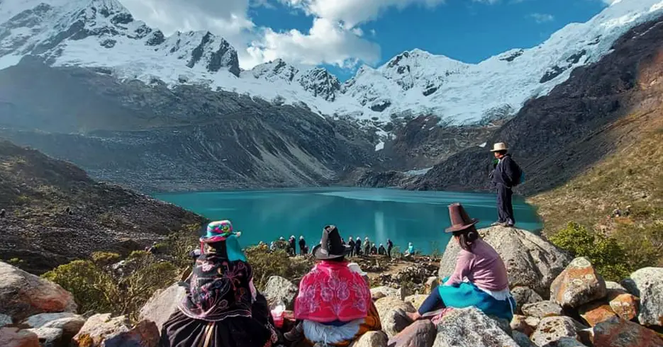 Lagoa Rocotuyoc em Huaraz Peru com moradores locais e na parte inferior você pode ver turistas visitando