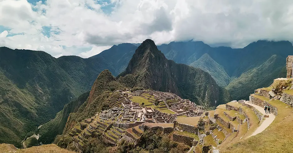 Machu Picchu em Cusco com vista panorâmica da cidadela inca e do rio Urubamba cercado por montanhas