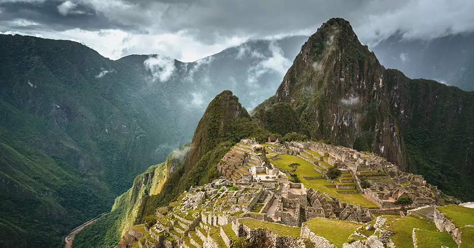 Machu Picchu, a cidadela inca com vista para as montanhas e o rio Urubamba abaixo