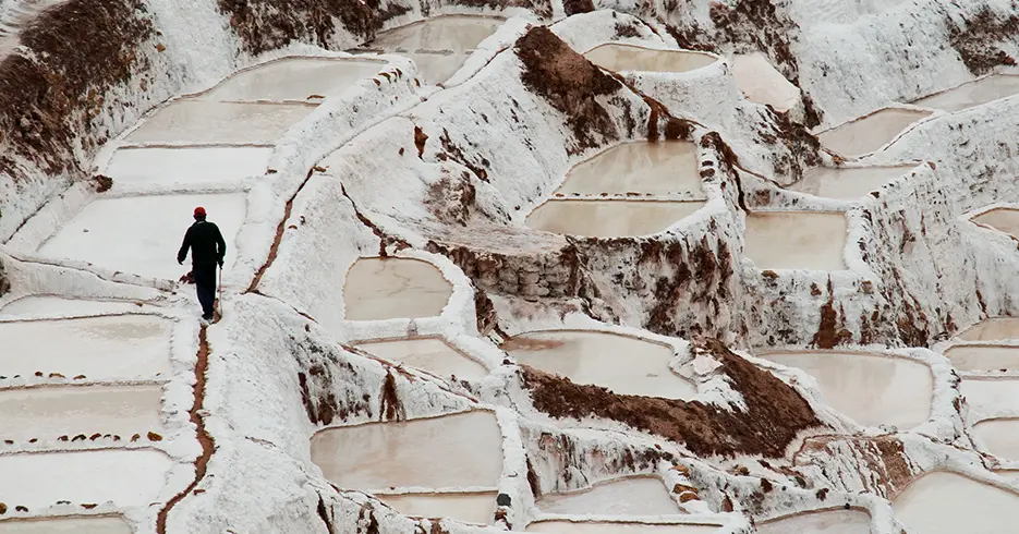 Minas de sal de Maras, com piscinas de sal e uma pessoa cultivando o sal