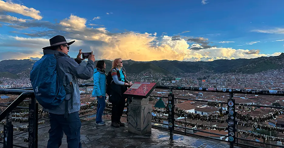 Mirantes em Cusco - Mirante de San Blas com turistas