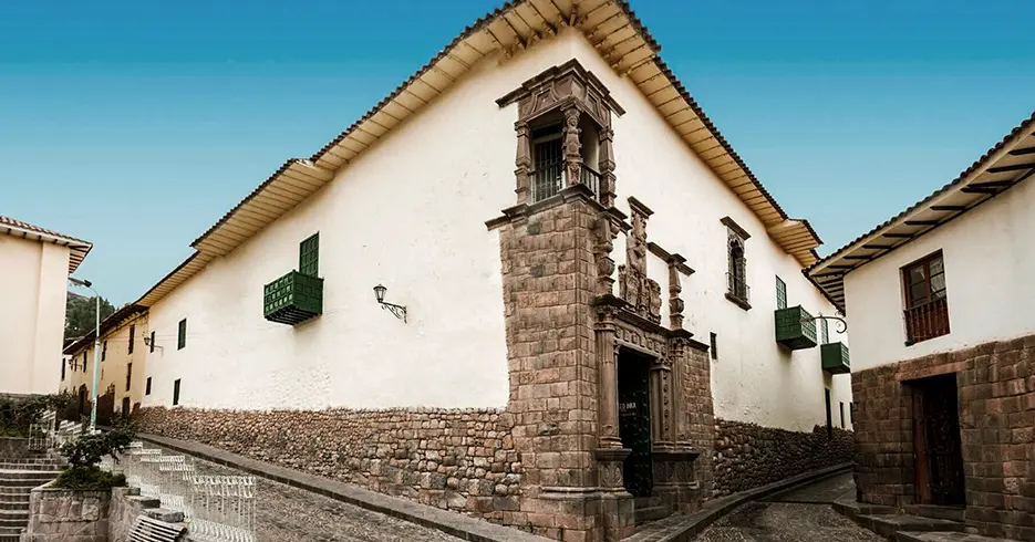 Museu Inka em Cusco, com varandas e janela gradeada no mesmo museu