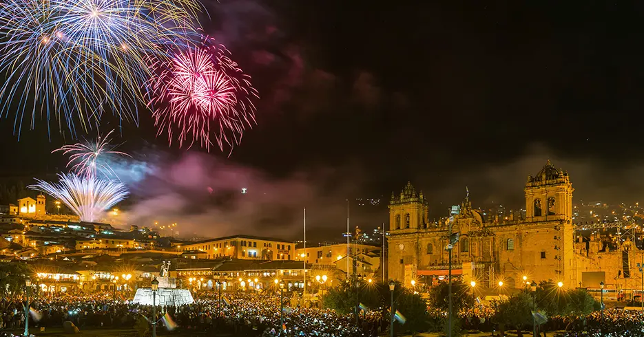 Noites em Cusco, com vista para a catedral, fogos de artifício e centro da praça Com o Inca na fonte e muita gente