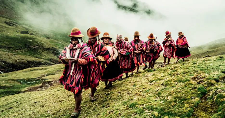 os qeros caminhando nos Andes