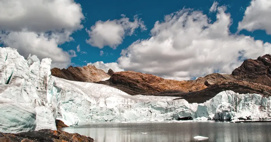 pastoruri nevado com céu azul e montanhas ao redor