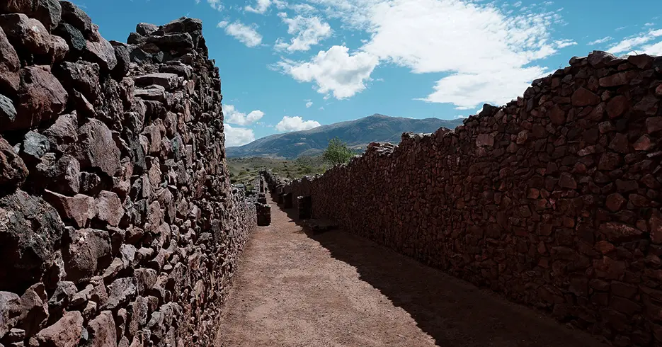 Centro arqueológico pré-inca dos Wari, com céu azul