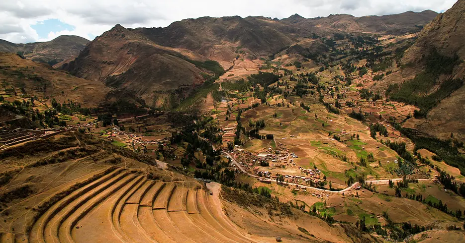 Centro arqueológico de Pisac no vale sagrado, você pode ver uma vista dos terraços deste lugar e a vista que ele oferece, cheio de montanhas e árvores com espaços verdes e marrons