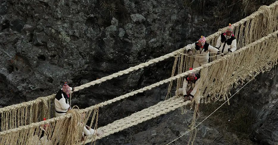 Moradores locais constroem a ponte Qeswachaka, a última ponte inca