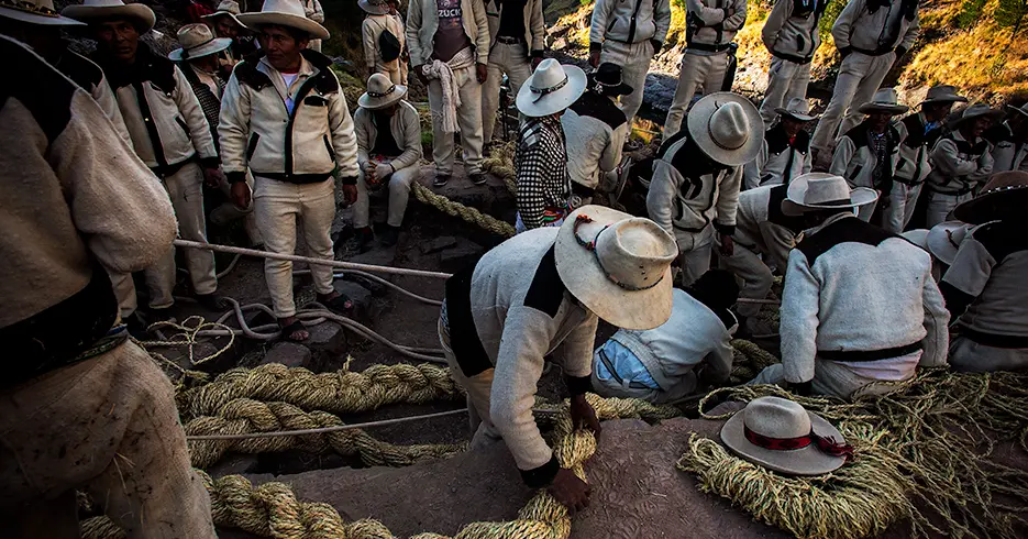 reconstrução da ponte Q'eswachaka com as 4 comunidades quéchuas em Cusco, Peru