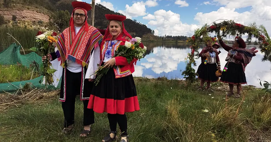 Roupas para o casamento andino perto da lagoa Huaypo