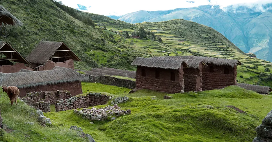 Centro arqueológico Huchuy Qosqo, um dos lugares turísticos para visitar em Cusco, Peru, com vista para o verde vale sagrado cheio de vegetação e cercado por montanhas