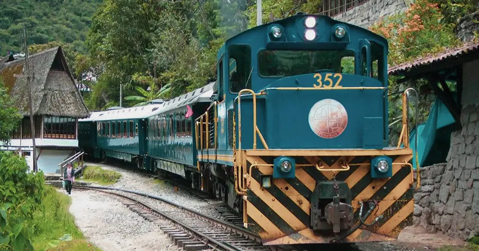 Trem a caminho da vila de Aguas Calientes em Machu Picchu