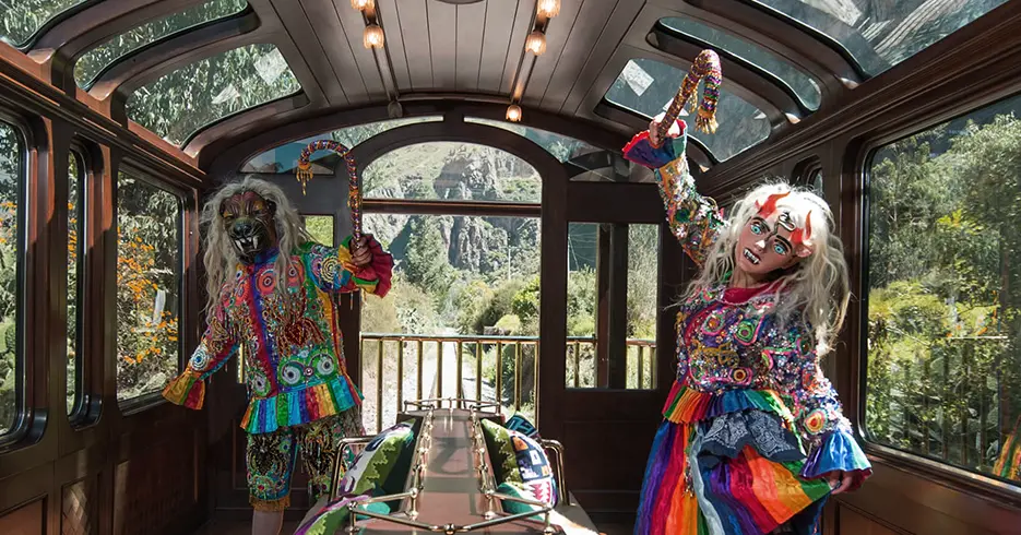 Trem de Cusco para Machu Picchu, com pessoas em trajes tradicionais e belas vistas da paisagem