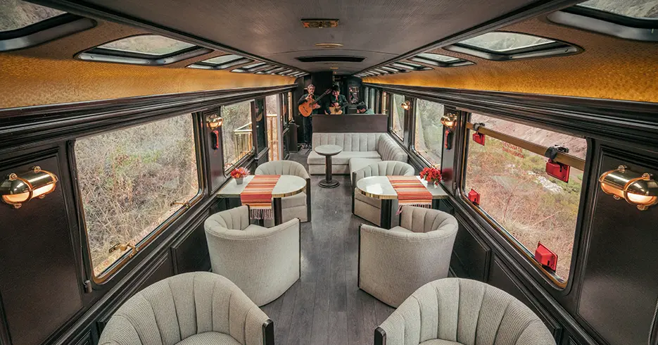 trem inca rail, o lounge premium, com assentos e grandes janelas para ver a paisagem