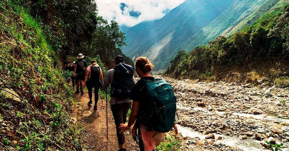 Trilha Salkantay avançando pela selva alta da caminhada