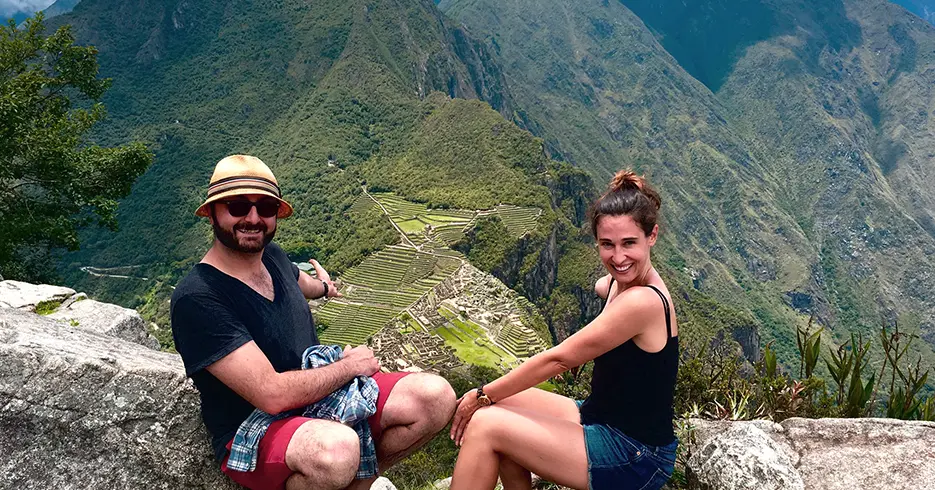 Turistas no topo do Huayna Picchu em Machu Picchu