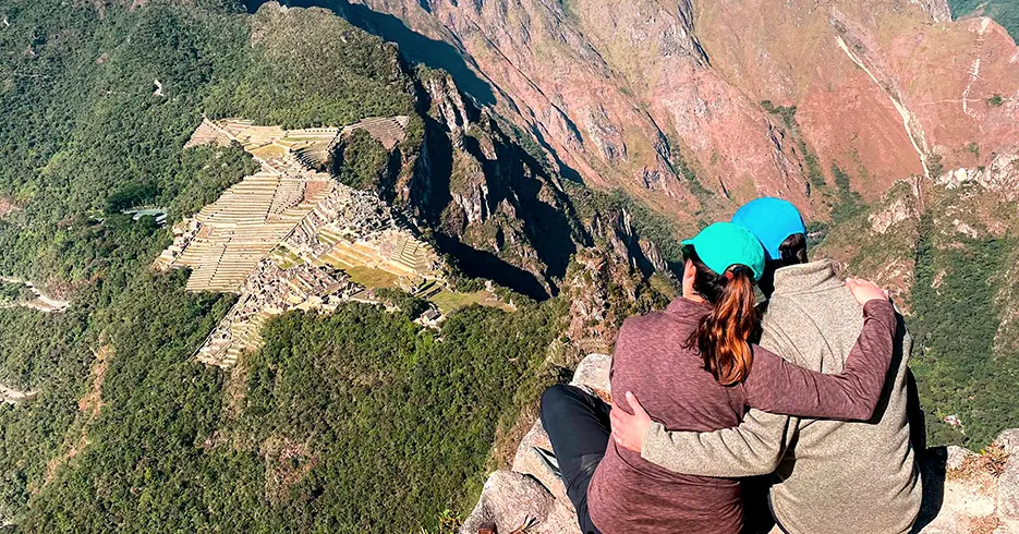 Turistas no topo da montanha de Machu Picchu do mesmo local, abaixo você pode ver a cidadela inca