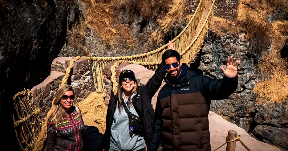 Turistas na Ponte Qeswachaka sorrindo e se divertindo