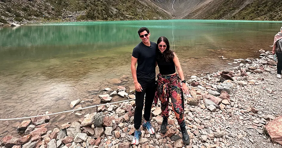 Turistas na lagoa Humantay em Cusco, ao fundo é possível ver as cores turquesa da lagoa