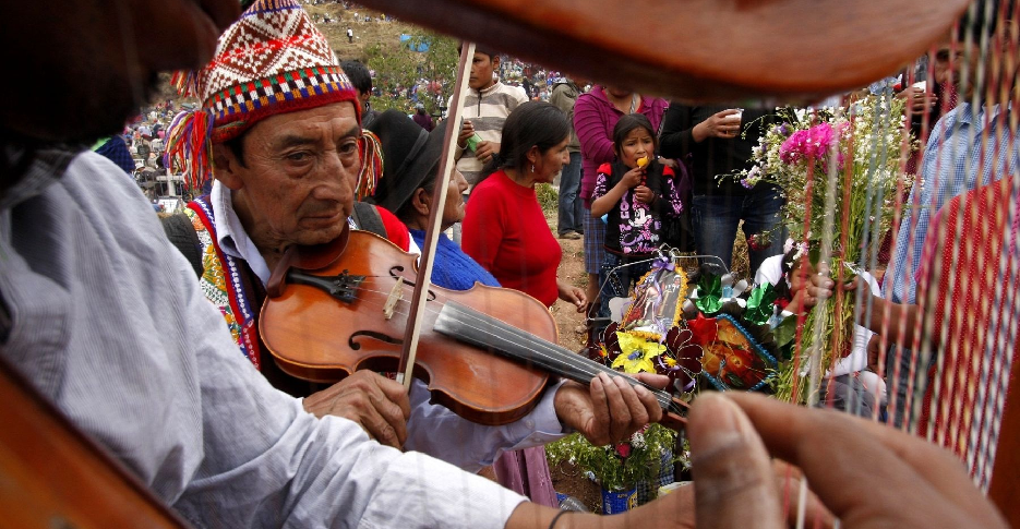 visita-ao-cemitério-huancaro-com-música