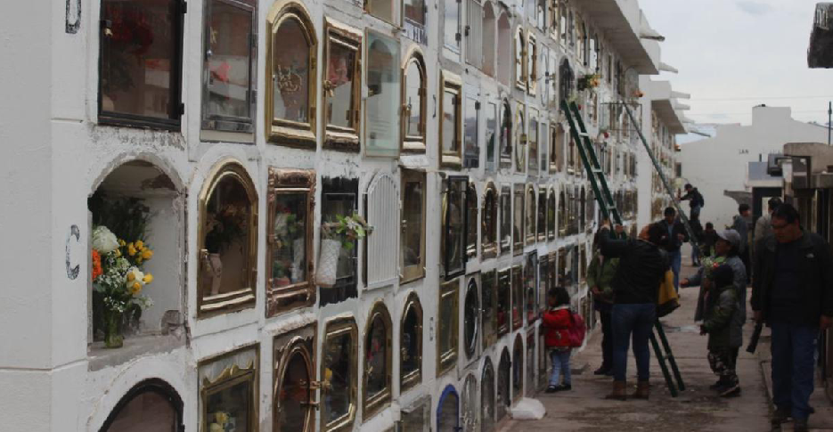visita-ao-cemitério-huancaro-cusco-para-o-dia-dos-falecidos