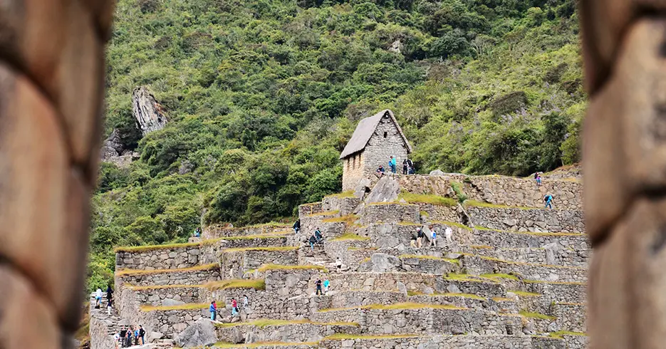 Casa do Guardião em Machu Picchu vista de uma janela do mesmo local
