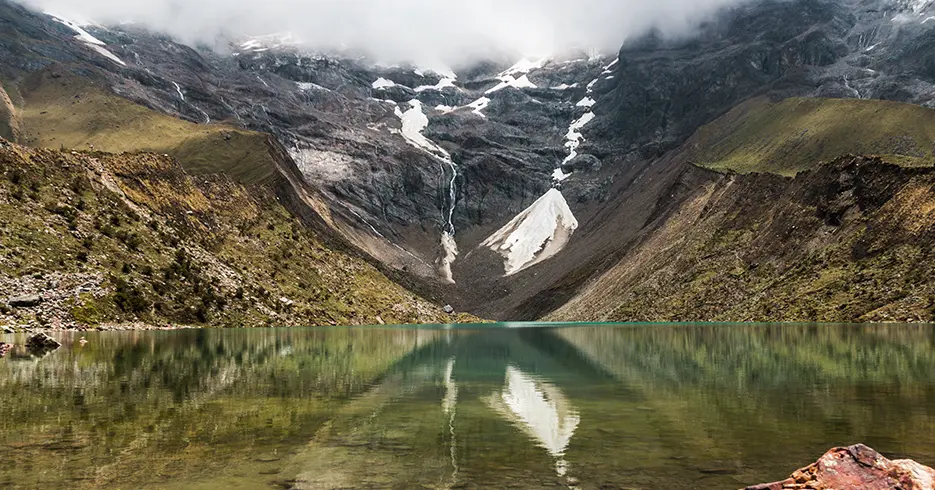 Vista clara da lagoa de Humantay em Cusco, no topo você pode ver montanhas com neve