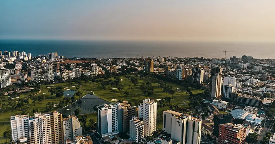 Bairro de San Isidro com vários edifícios e vista para o mar