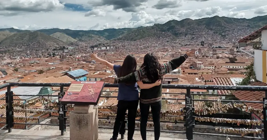 Cusco o o que fazer Duas pessoas no mirante de San Blas em Cusco, por trás das vistas de Cusco e das casas coloniais