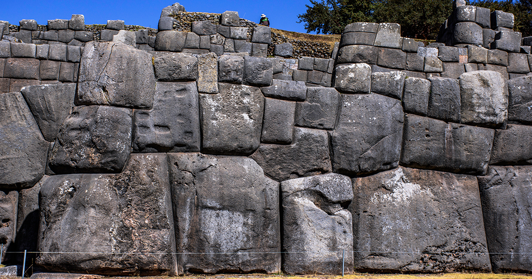 ook your guided tour with Peru Grand Travel to explore the Sacsayhuamán.