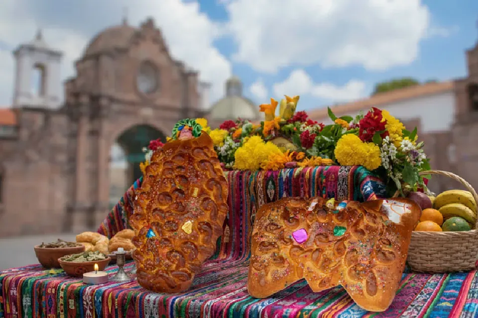 Mesa de oferendas com alimentos e pães tradicionais para os falecidos no Peru