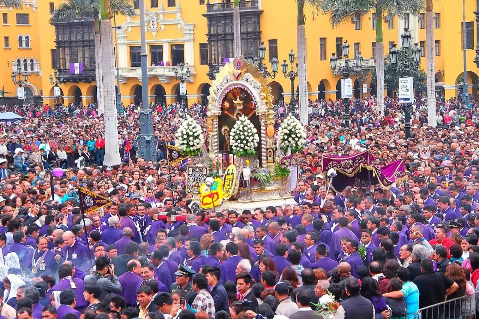 Señor de los Milagros procession in Lima