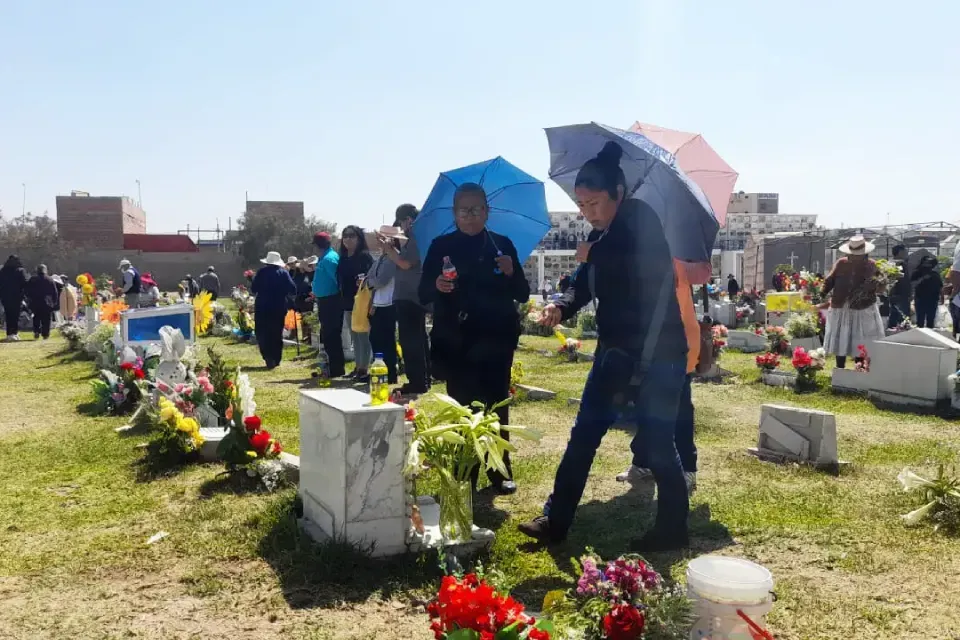 Famílias visitam túmulos com flores durante o Dia de Finados no Peru